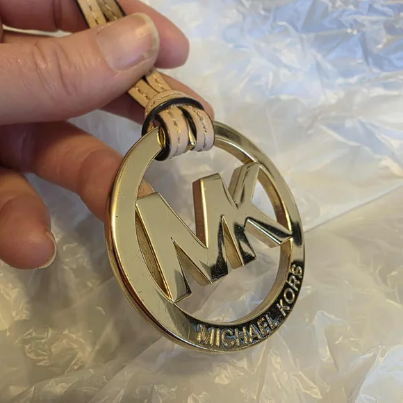 Michael Kors MK logo bag charm with a beige leather strap - Picture 4 of 9